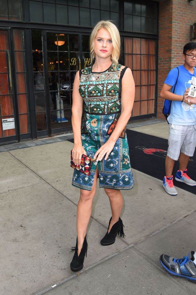 alice-eve-leaving-the-bowery-hotel-in-new-york-city-august-2015_3