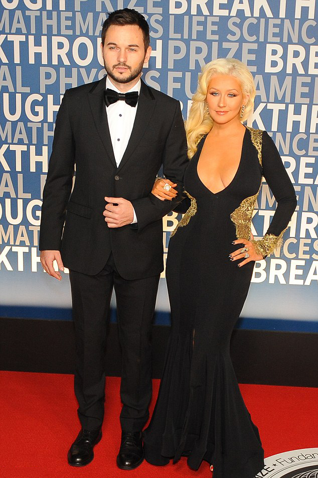 2E43101F00000578-3316449-Red_carpet_couple_The_singer_made_a_glamorous_appearance_at_the_-m-61_1447380978880