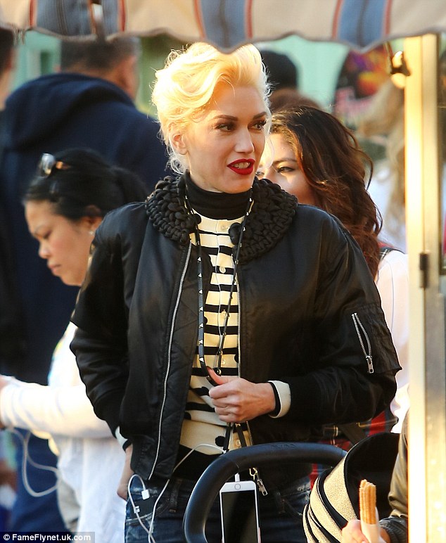 2EDE565E00000578-3337157-Effortless_Gwen_completed_her_look_with_a_black_bomber_jacket-a-1_1448702068802