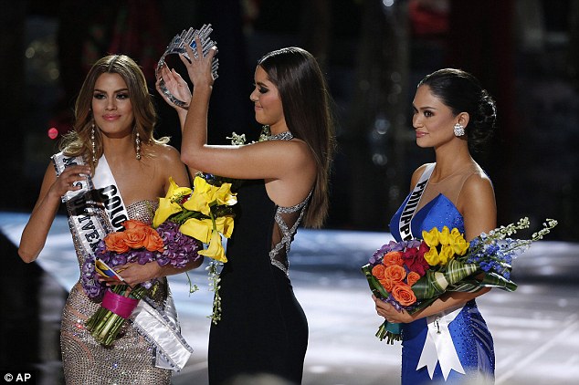 2F8A9E1600000578-3371436-It_was_actually_Miss_Philippines_Pia_Alonzo_Wurtzbach_who_had_ta-a-7_1450844028949