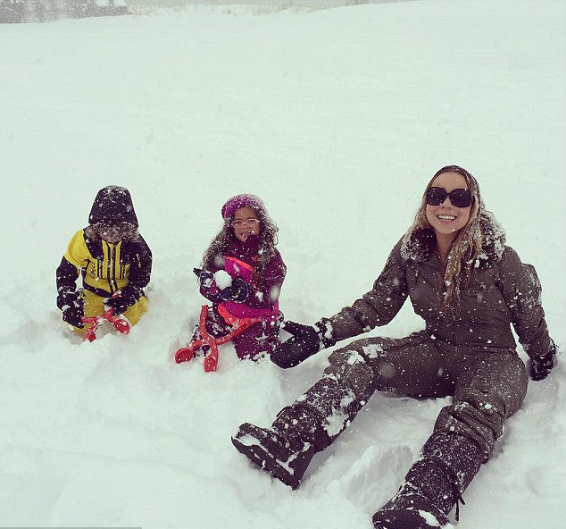 2F9292C900000578-3371013-_Blizzard_Mariah_Carey_took_advantage_of_the_1_3in_snowfall_pred-a-27_1450820151021 (1)