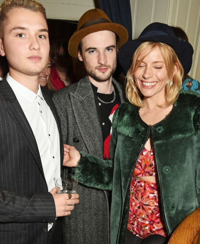sienna-miller-reunites-with-tom-sturridge-hangs-out-with-jude-laws-son-03