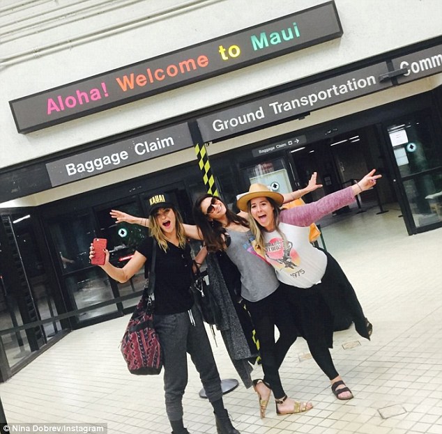 30C5118900000578-3425718-Welcome_to_Maui_The_gal_pals_rejoiced_as_they_touched_down_to_th-m-10_1454281573015