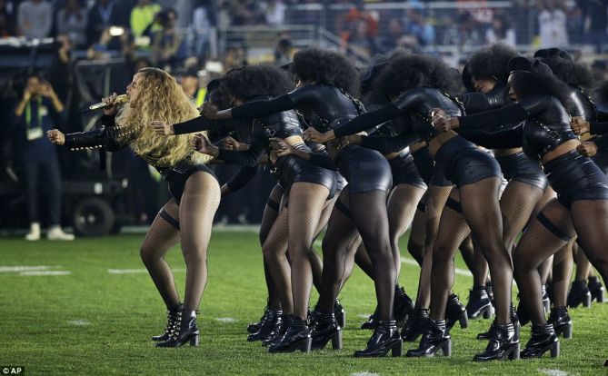 30FB912E00000578-3436610-While_the_dancers_were_dressed_head_to_toe_in_black_costumes_the-a-88_1454901654221
