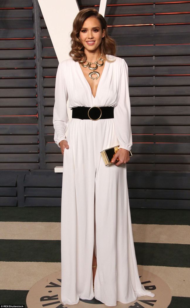 31AA923700000578-3468755-Elegant_Jessica_Alba_wore_a_plunging_white_gown_with_high_front_-a-19_1456726523393