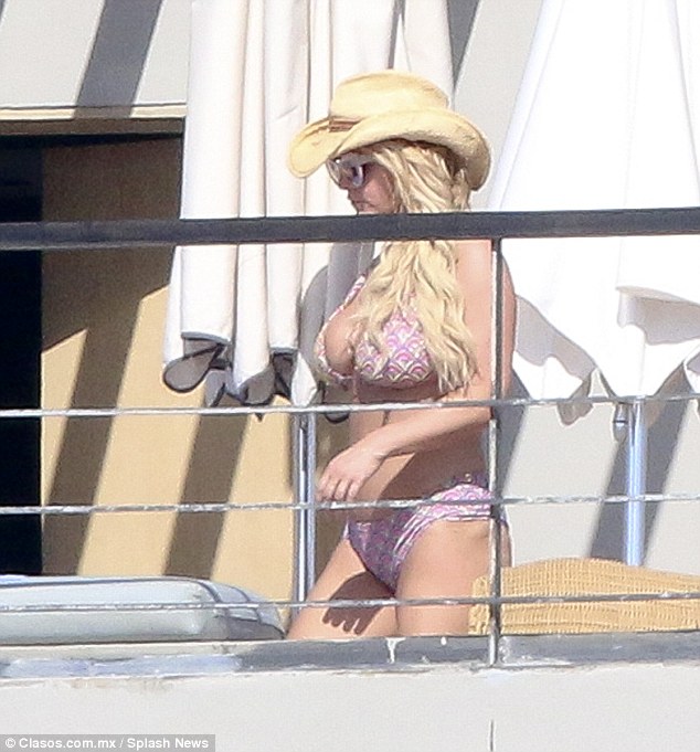 Killer curves: Jessica Simpson Showed Off Dangerous Curves! – Shoes Post