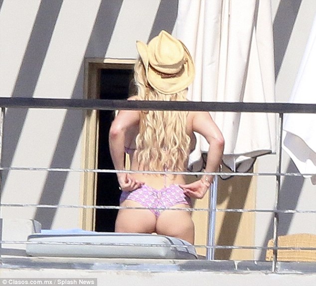 Killer curves: Jessica Simpson Showed Off Dangerous Curves