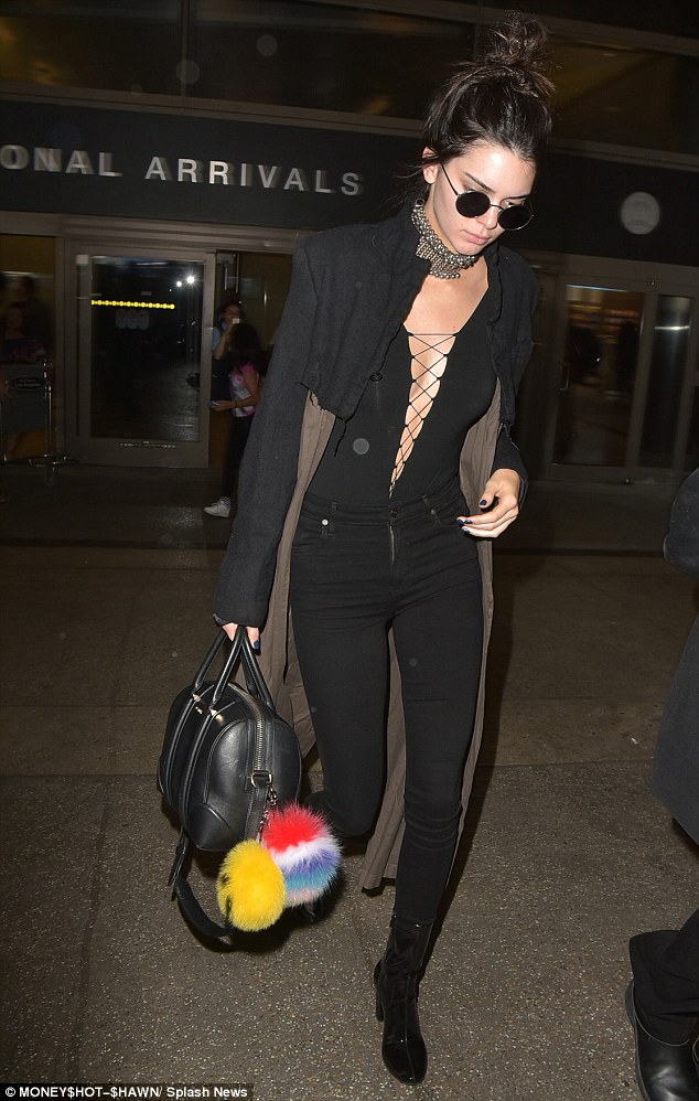 336A954B00000578-3552814-Kendall_Jenner_touched_down_in_Los_Angeles_on_Thursday_after_a_b-m-70_1461284490471
