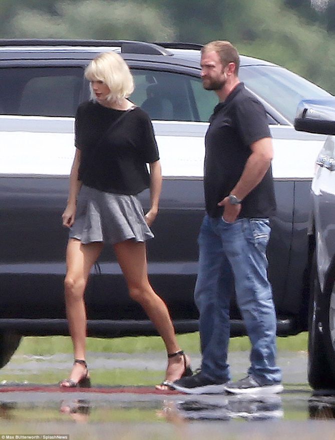 355EC5E300000578-3645644-Shaking_It_Off_Taylor_Swift_shows_off_her_long_lean_legs_as_she_-a-64_1466109835392