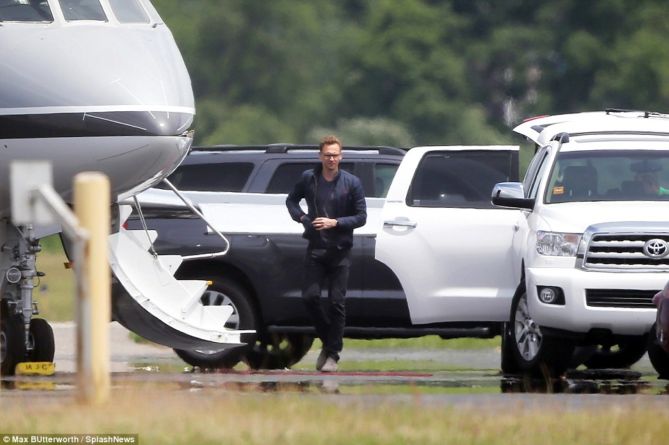 355ECAD900000578-3645644-Jetting_off_with_Taylor_British_actor_Tom_Hiddleston_joined_Tayl-a-66_1466109836015