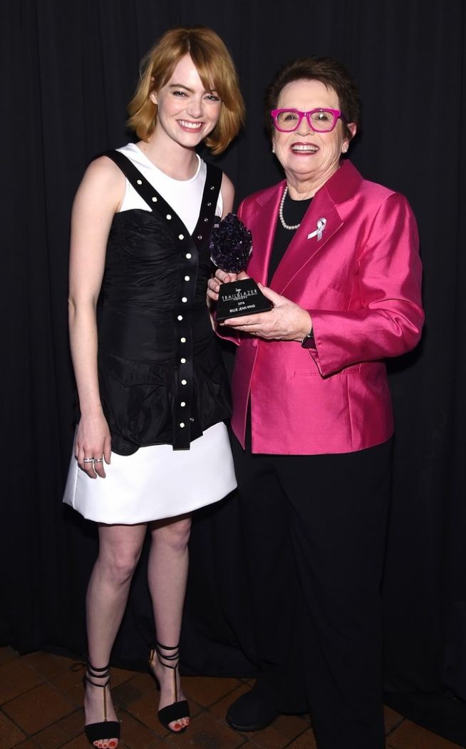 emma-stone-presents-to-billie-jean-king-at-logo-trailblazer-honors-01 (1)