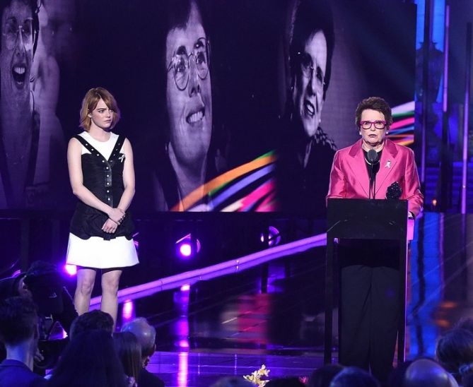 emma-stone-presents-to-billie-jean-king-at-logo-trailblazer-honors-03