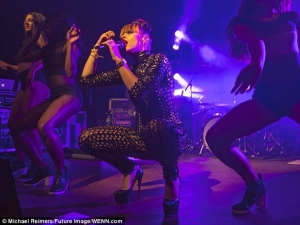 Lily Allen live at the Mojo Club in Hamburg – Shoes Post