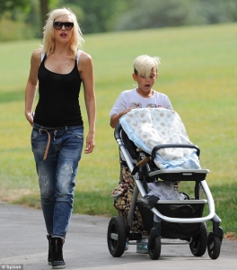 Gwen Stefani Wears Tight Jeans and a Low-Cut Top for Once – Shoes Post