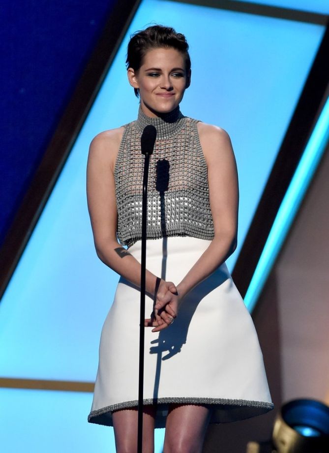 Kristen Stewart Exposes Nipples at Hollywood Film Awards – Shoes Post