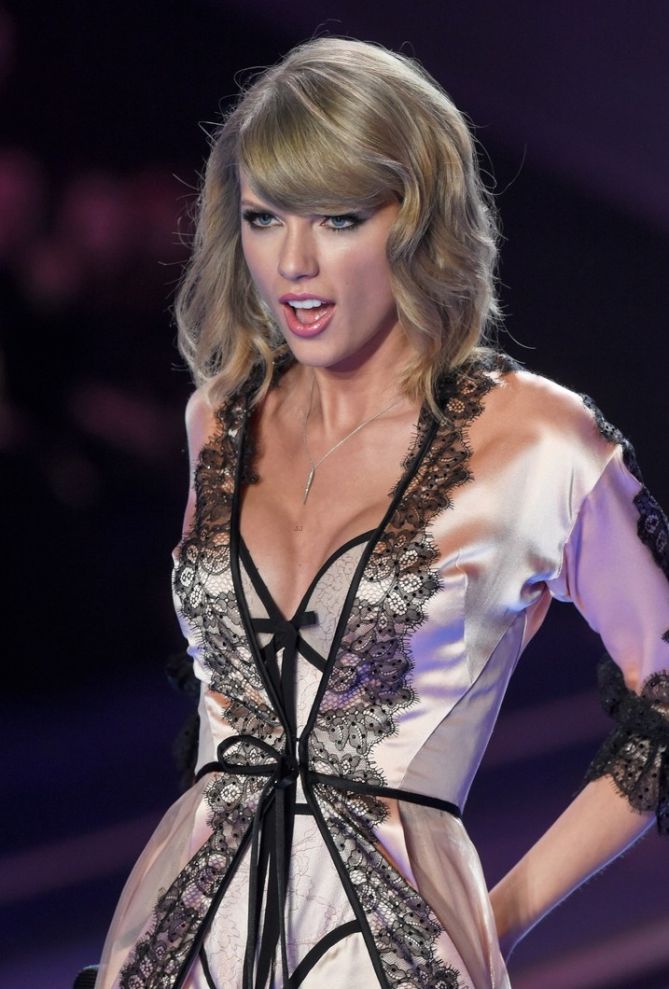 Which Of Taylor Swifts Victoria Secret Fashion Show Outfits