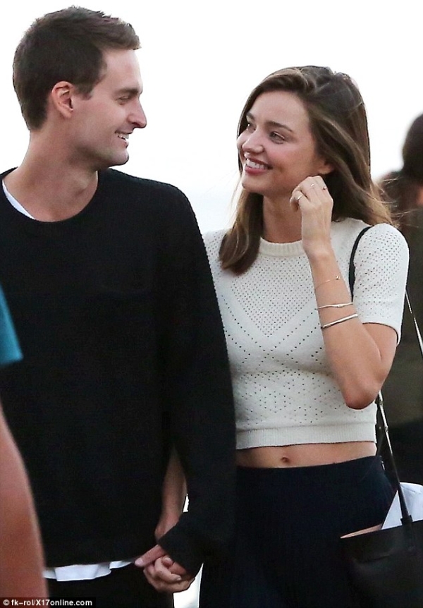 Miranda Kerr Is Like a Giddy Teenager as She Shares Romantic Moment(01)