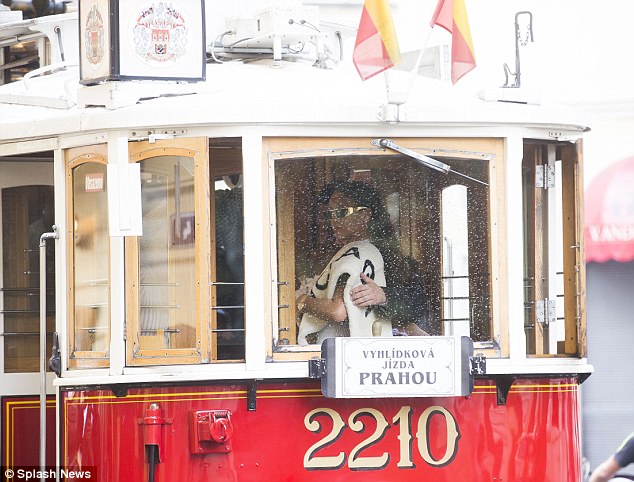 Rihanna-Prague-Tram20160730_0002