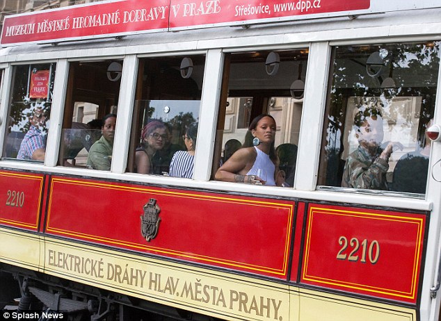 Rihanna-Prague-Tram20160730_0003