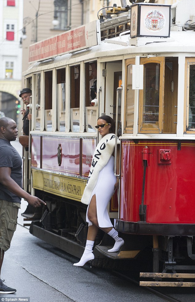 Rihanna-Prague-Tram20160730_0004