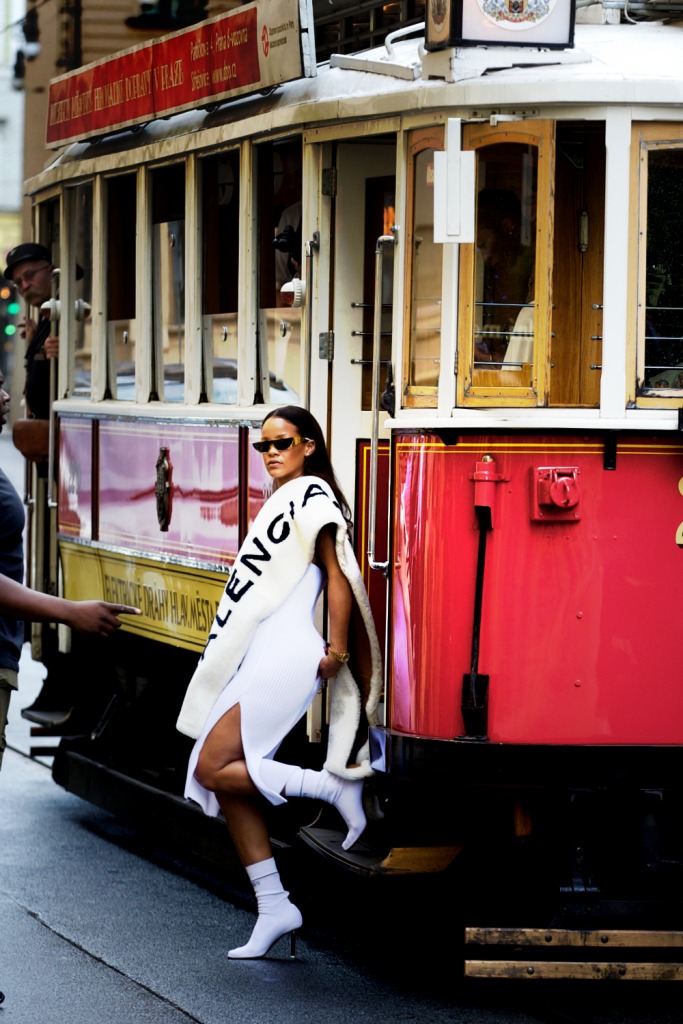 Rihanna-Prague-Tram20160730_0022