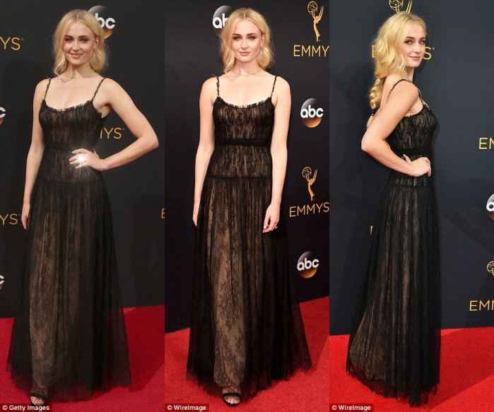 Sophie Turner Dons Little Black Dress for Glamour Women of the Year – WWD