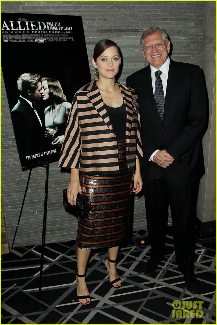 pregnant-marion-cotillard-accentuates-baby-bump-at-allied-screening-05