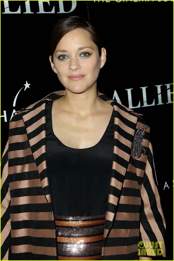 pregnant-marion-cotillard-accentuates-baby-bump-at-allied-screening-07