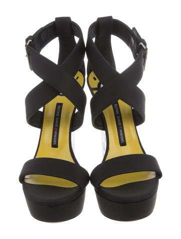 Couture Cartoon Heels : minion shoes