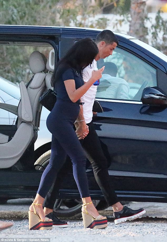 Pregnant Georgina Rodriguez Goes High Shoes Post 2945