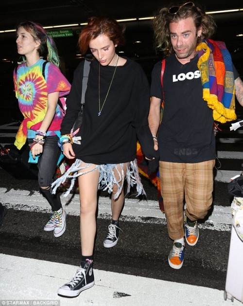 Bella Thorne and her comfy outfit to travel – Shoes Post