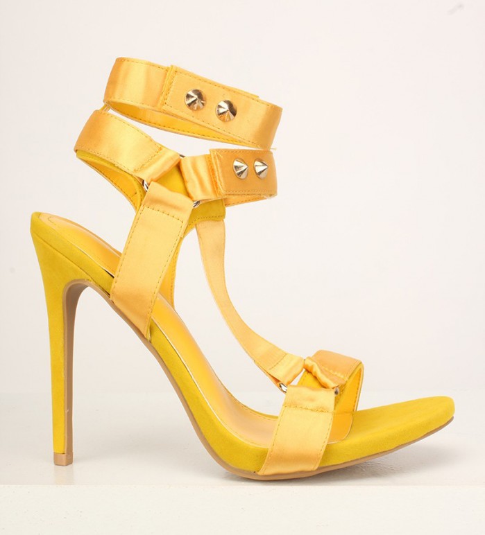 The Magic Of Mustard High Heels – Street Style Stalk